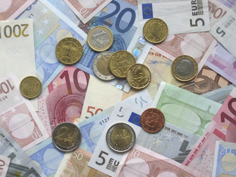 Euro a depasit pragul de 3,900!