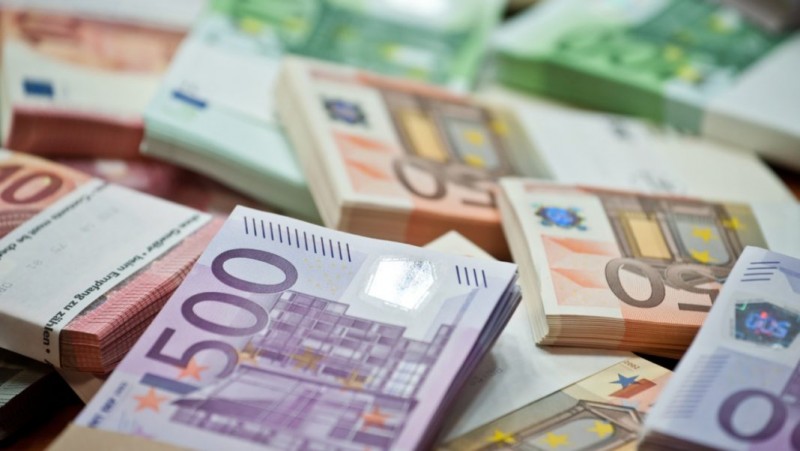 Euro atinge un nou maxim istoric
