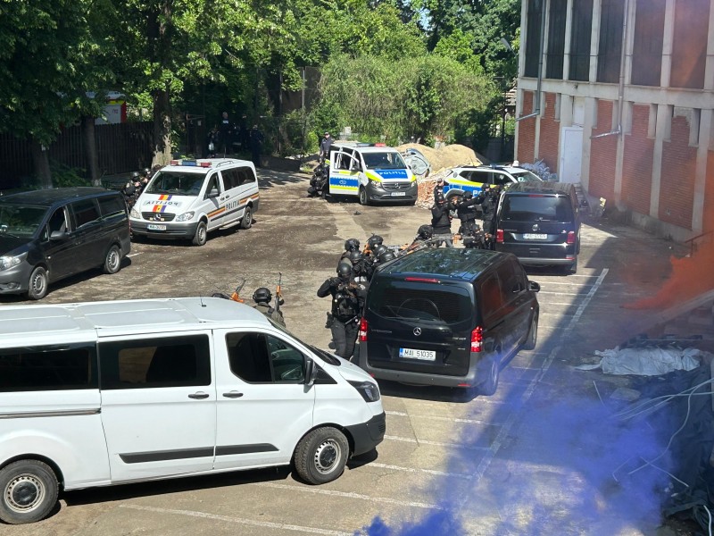 Exercițiu spectaculos al polițiștilor, focuri de armă și ostatici într-o școală din Botoșani! (Foto, Video)