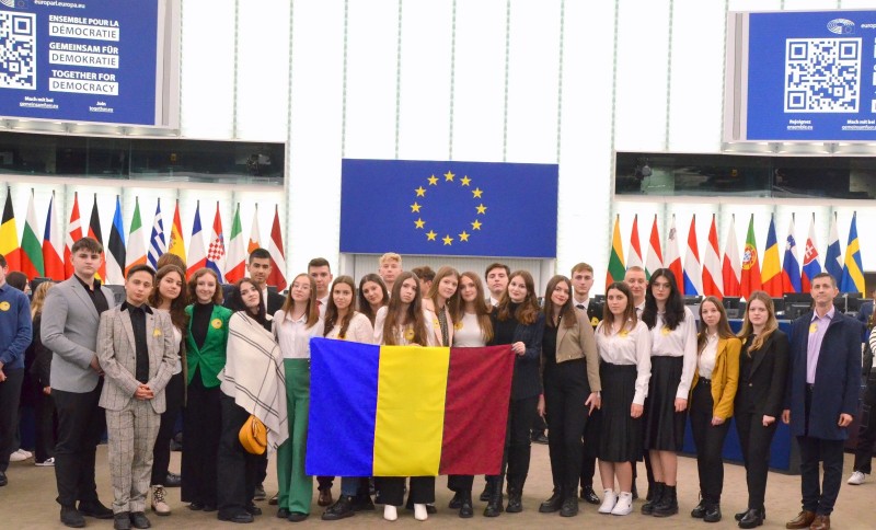 Experiență extraordinară a unor elevi din Botoșani, care s-au aflat pentru o zi în ”inima democrației europene” (foto)