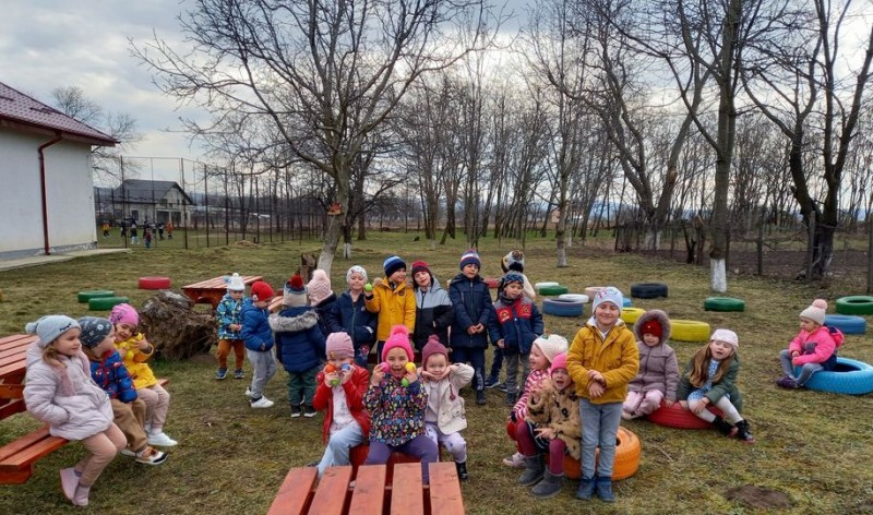Experiențe interesante de învățare într-un „mediu vesel și sigur” pentru 30 de copii dintr-un sat botoșănean