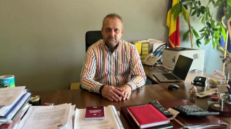 Explicațiile directorului care a primit salariu fără să muncească la o primărie din Botoșani