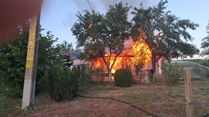Explozie urmată de incendiu într-o locuință din Botoșani, proprietarul casei a ajuns la spital cu arsuri! (Foto)
