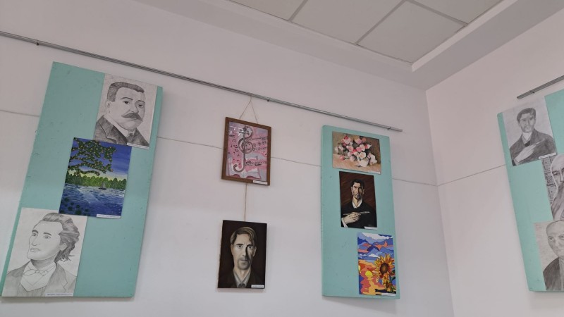Expoziție de icoane și portrete ale personalităților din Botoșani, vernisată cu recital (fotogalerie)