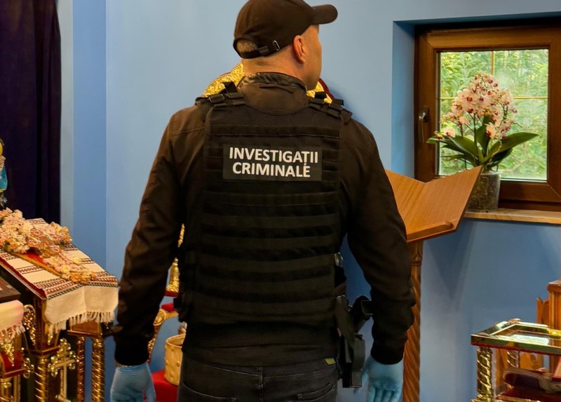 Fals preot ridicat de polițiștii din Botoșani dintr-o „biserică” improvizată care atrăgea sute de credincioși! (Foto)