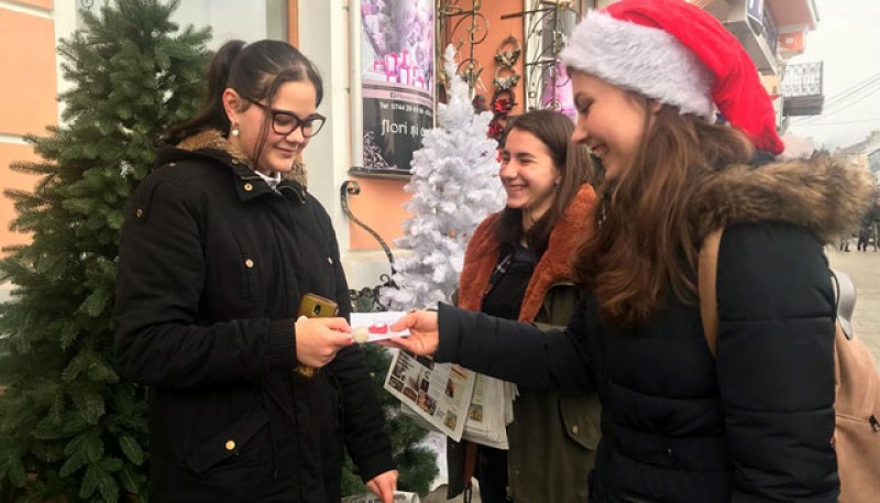 Felicitări handmade și bulgărași de zăpadă pentru botoșăneni din partea Centrului de voluntariat Botoșani, Orașul Meu Drag
