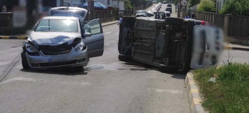 Femeie transportată la spital în urma unui accident produs pe o stradă din Botoșani! (foto)