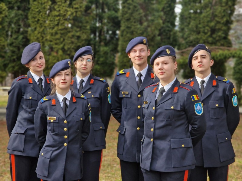 Fiica unor profesori dintr-o localitate din Botoșani, elevă la Colegiului Național Militar „Ștefan cel Mare”, s-a remarcat prin rezultate deosebite la olimpiadă