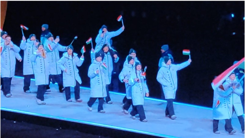 Fiica unui cunoscut scriitor botoșănean a realizat gecile purtate de sportivi la deschiderea Jocurilor Olimpice de Iarnă!