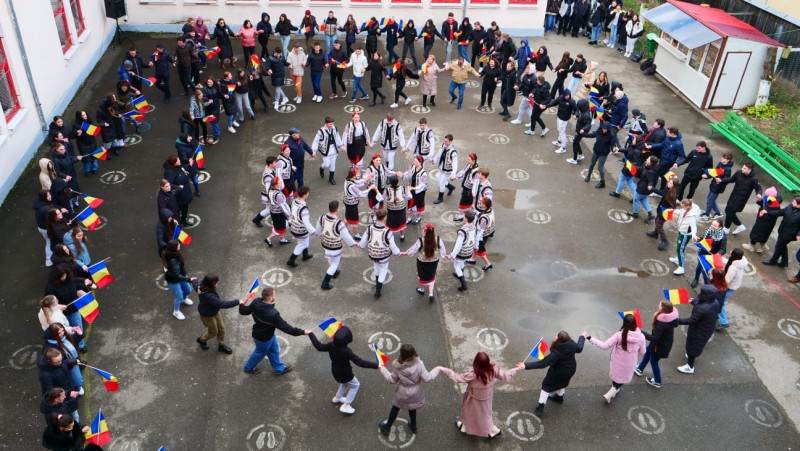Flashmob-ul inimilor patriotice la Colegiul Economic ”Octav Onicescu” Botoșani: O sărbătoare plină de unitate și drag de România! (Foto, Video)