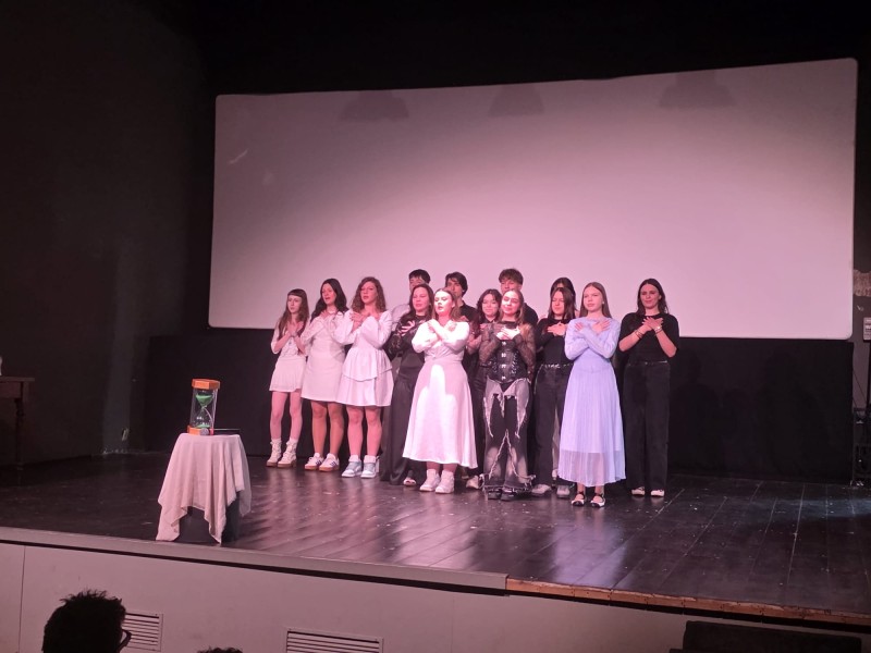 Francofonii de la Colegiul „Mihai Eminescu” au strălucit pe scena Festivalului Internațional de Teatru de la Florența! (Foto)