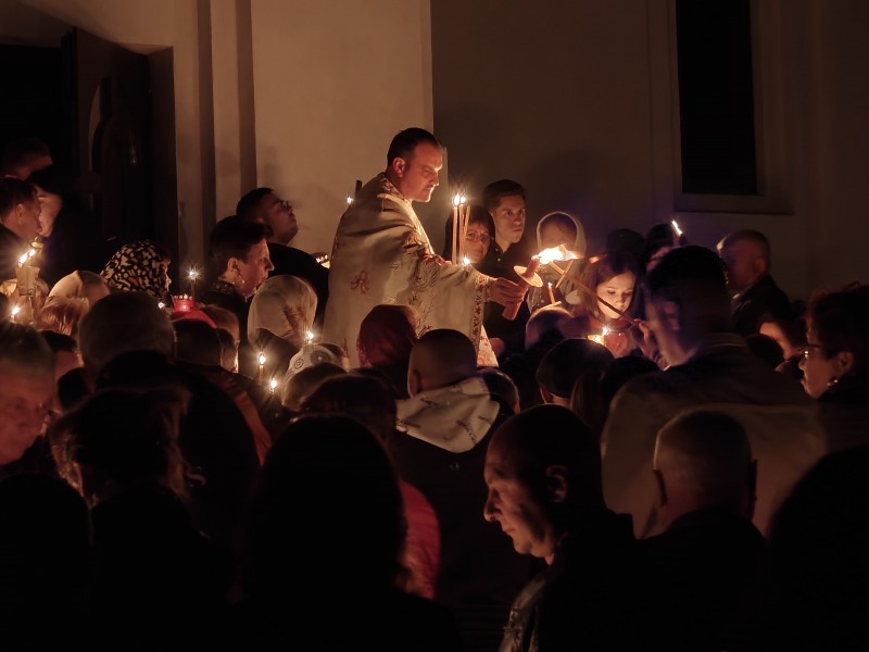 HRISTOS A ÎNVIAT! Botoșănenii au primit Lumina în noaptea sfântă a Învierii (Foto, Video)