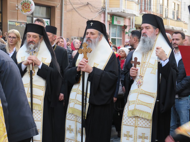 Impresionantă mărturisire de credință, sute de credincioși în Procesiune cu moaștele sfântului născut într-un sat din Botoșani!