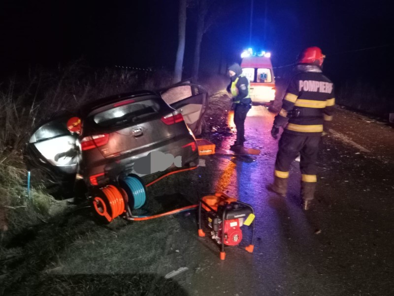 Accident pe un drum din Botoșani, ambii șoferi găsiți încarcerați - FOTO