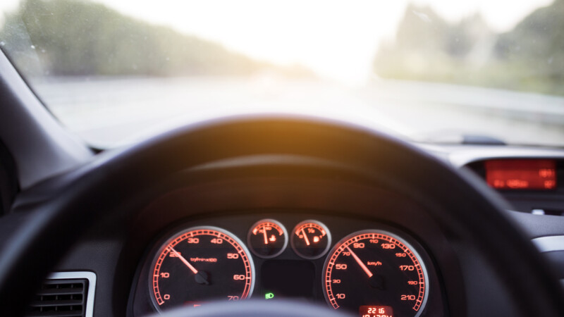 În anumite situații, șoferilor ce depășesc cu mult limita de viteză li se va putea confisca mașina (proiect)