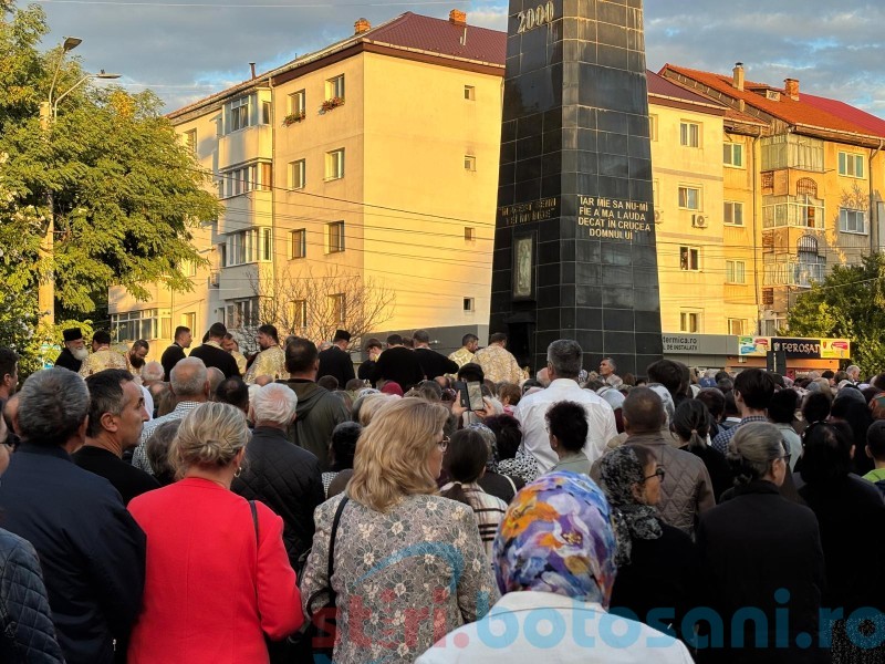 „În Cruce Dumnezeu și-a arătat cea mai mare formă de iubire!” Sărbătoare mare și zi de prost aspru pentru creștinii botoșăneni! (Foto, Video)