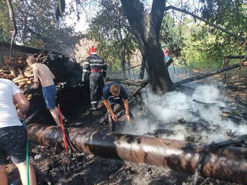Incendiu în două gospodării învecinate din Darabani