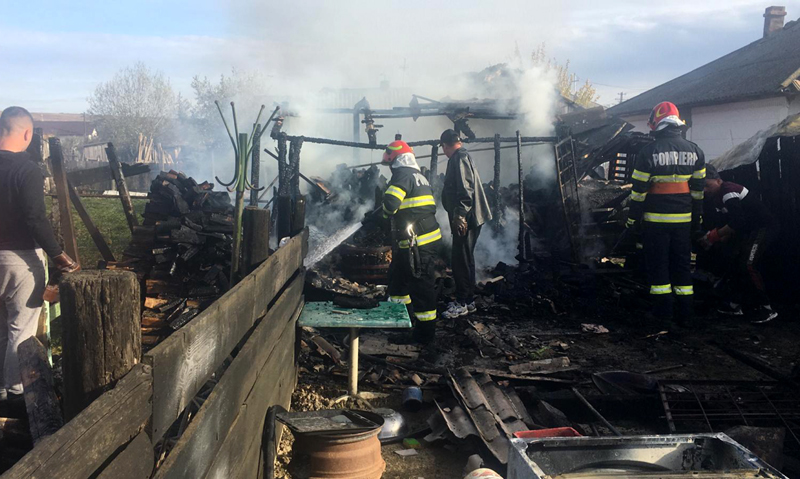 Incendiu într-o gospodărie din Copălău: O anexă folosită ca magazie de lemne, un hambar și magazia de lemne a vecinului s-au făcut scrum