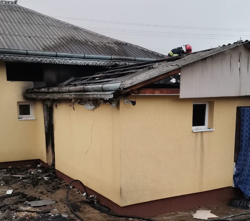 Incendiu într-o localitate din Botoșani, doi adolescenți au ieșit în ultima clipă din flăcări