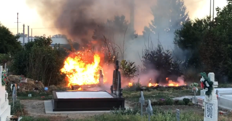 Incendiu într-un cimitir cauzat de o lumânare lăsată aprinsă