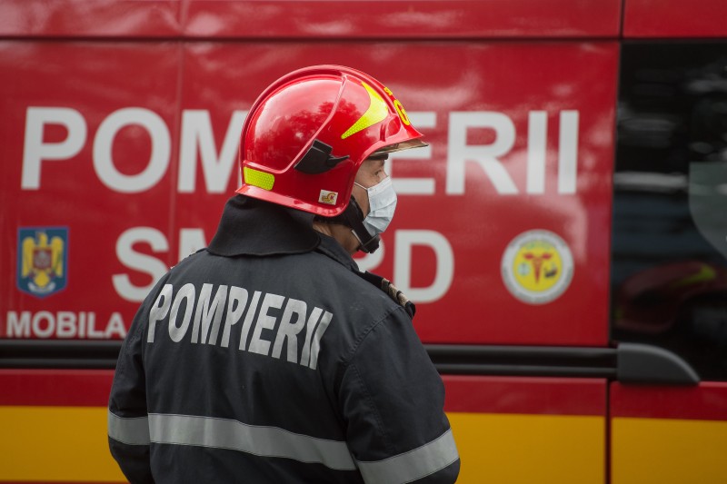 Incendiu puternic la Șendriceni. Pompierii s-au luptat cu flăcările mai bine de două ore