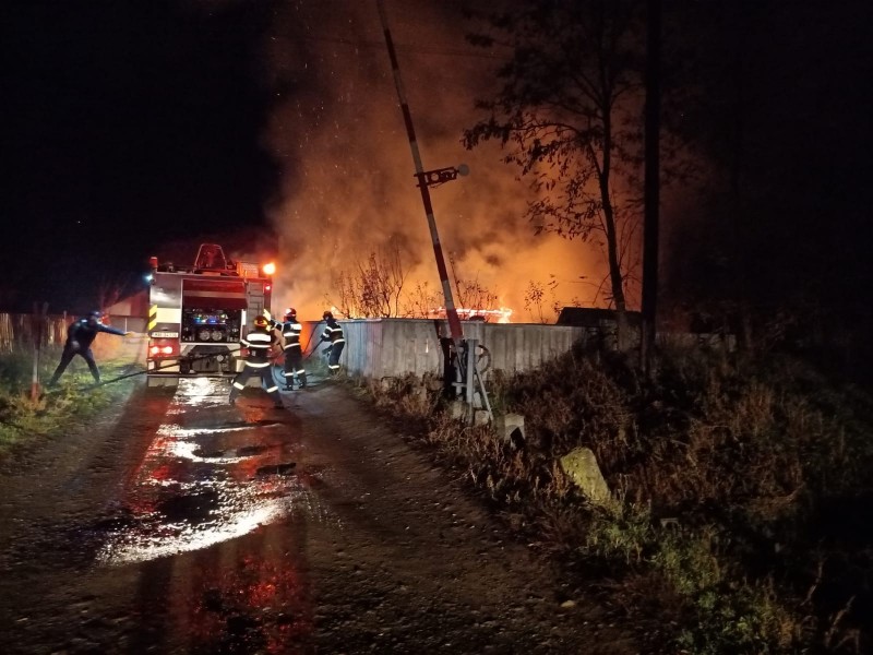 Incendiu violent, izbucnit într-o gospodărie din Bucecea, sâmbătă noapte