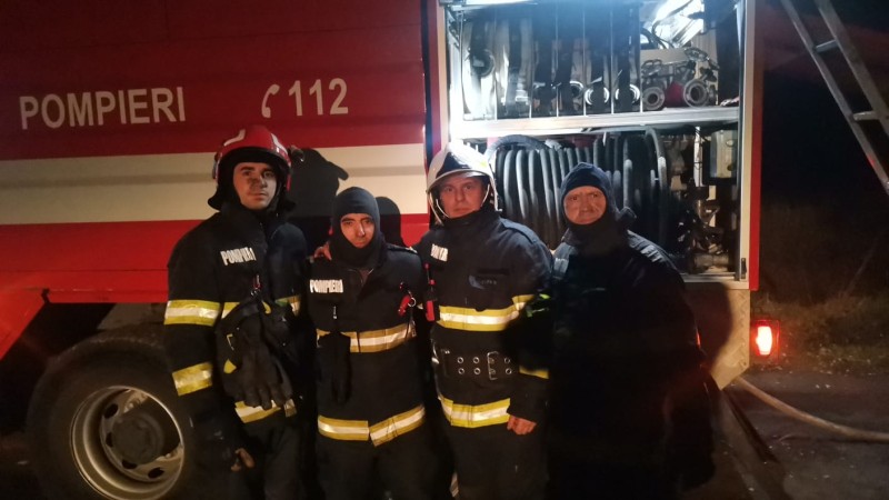 Incendiu violent noaptea trecută, pompierii s-au luptat nouă ore cu flăcările!