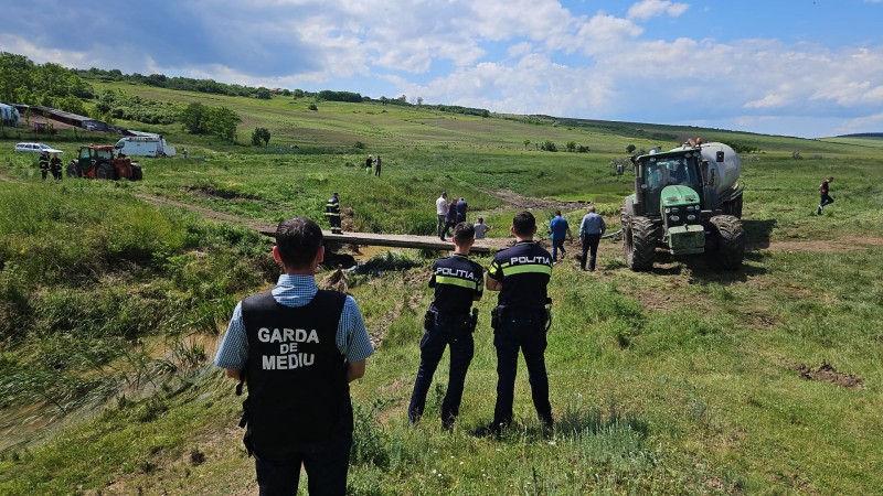 Incident de mediu într-un sat din Botoșani, soluție pentru erbicidat vărsată într-un curs de apă. Autoritățile sunt la fața locului! (Video)