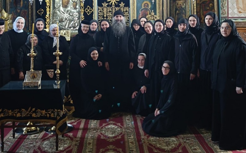 Îndrăgit duhovnic din Athos, în mijlocul maicilor de la Vorona. ”Vedeți câți oameni a dat Botoșaniul?” (Foto)