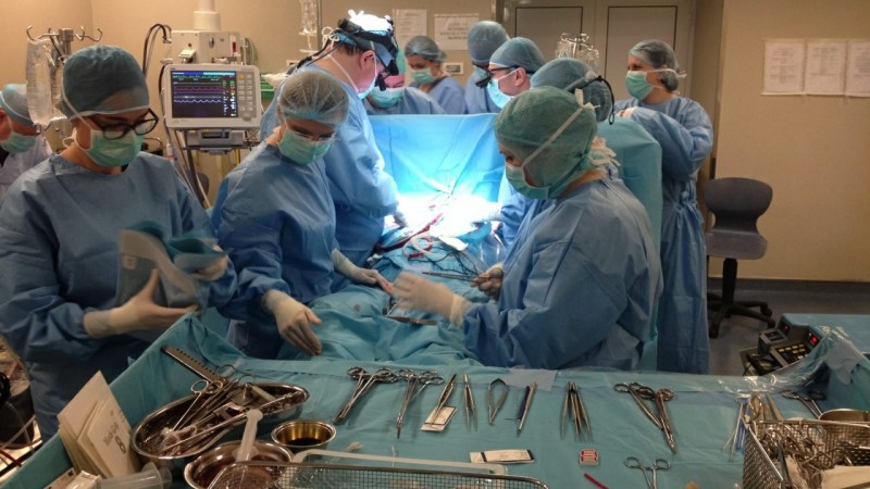 Intervenție neurochirurgicală în premieră la „Mavromati”. O tumoră a fost extirpată în șase ore