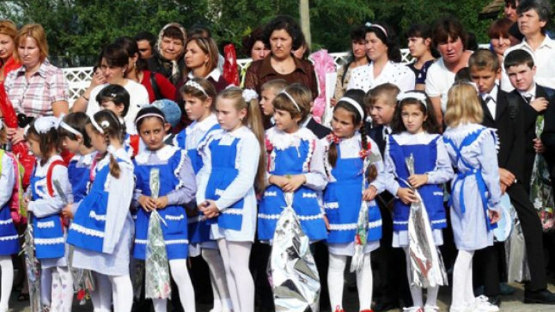 Introducerea uniformei școlare unice în învățământul obligatoriu de stat, respinsă de deputații români
