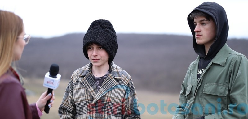 Invitații de la Știri: Cum trei copii din Botoșani au transformat o comedie într-un brand local! (Foto, Video)