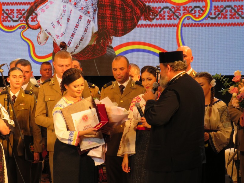 Iustina Irimia a primit Crucea Moldavă, cea mai înaltă distincţie a Mitropoliei Moldovei şi Bucovinei oferită mirenilor! (Video)