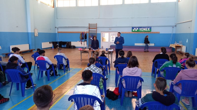 Jucătorii de badminton ai Clubului Sportiv din Botoșani au purtat discuții despre bullying-ul în școală și la antrenament, cu jandarmii