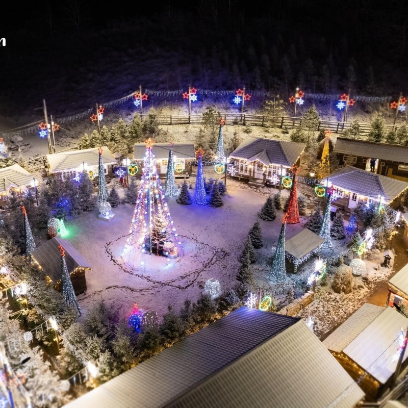 La două ore distanță de Botoșani se află Satul lui Moș Crăciun: Spiriduși, atelier de jucării și biroul Moșului! (Foto)
