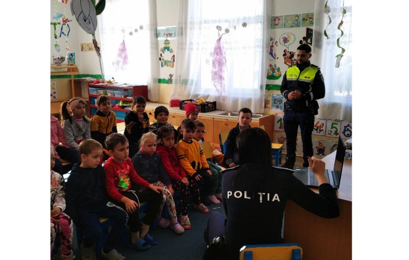 Lecții interactive predate de polițiști elevilor din Santa Mare