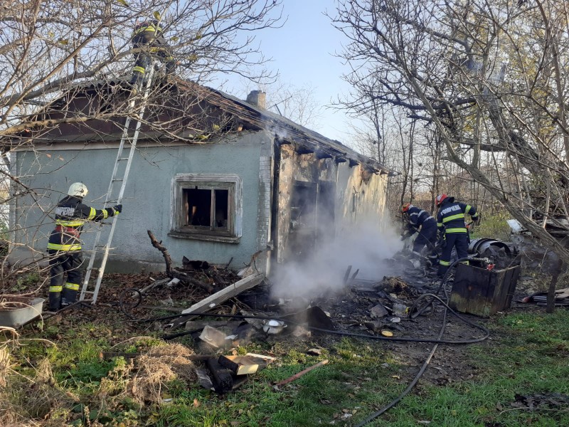 Locuință cuprinsă de flăcări în Hănești. Proprietarul a fost scos din interior de către vecini