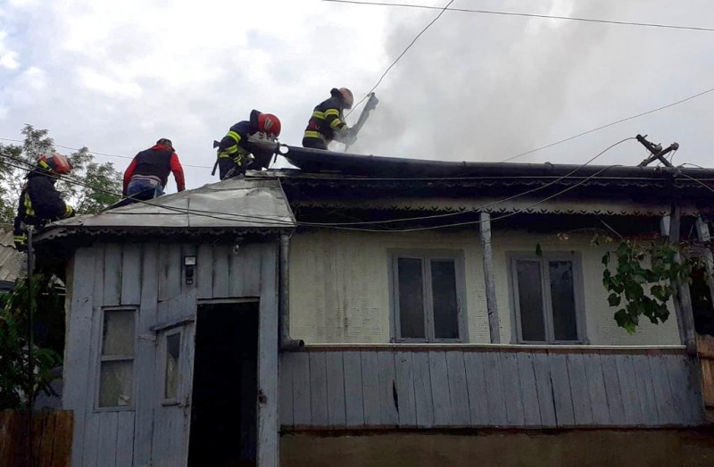 Locuință distrusă de flăcări, la Sulița. Șapte pompieri militari și voluntari au intervenit mai bine de două ore pentru lichidarea incendiului
