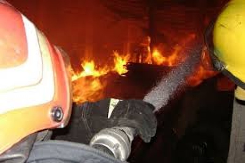 Locuința unui bătrân din Bucecea a fost cuprinsă de un incendiu, duminică noapte. Pompierii s-au luptat cu flăcările mai bine de o oră (video)