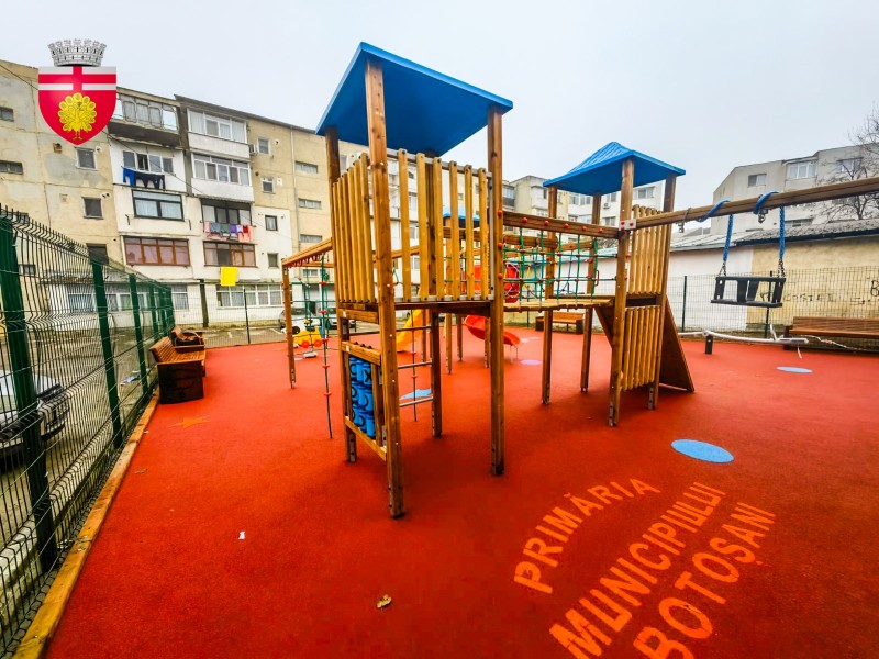 Locuri de joacă pentru copii, înființate sau modernizate în municipiul Botoșani (foto)
