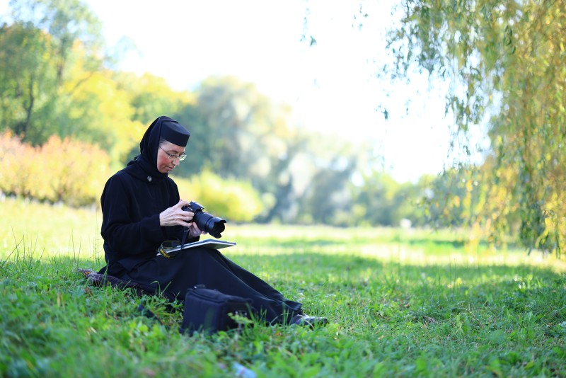 Maica Sofronia și fotografia ca rugăciune: ”Când fotografiez simt bucurie și liniște și pare că mă bucur mai mult de ceea ce a creat Dumnezeu!” - VIDEO
