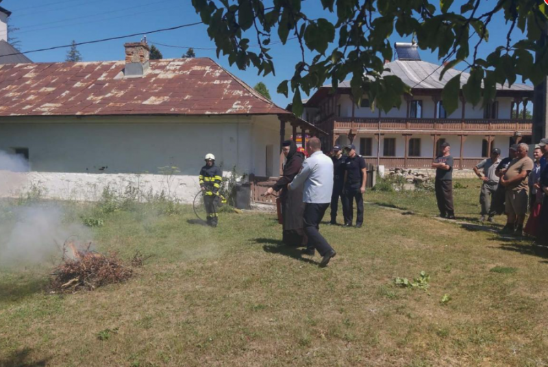 Măicuțele de la Mănăstirea Vorona au fost instruite de pompierii botoșăneni cum să acorde primul ajutor