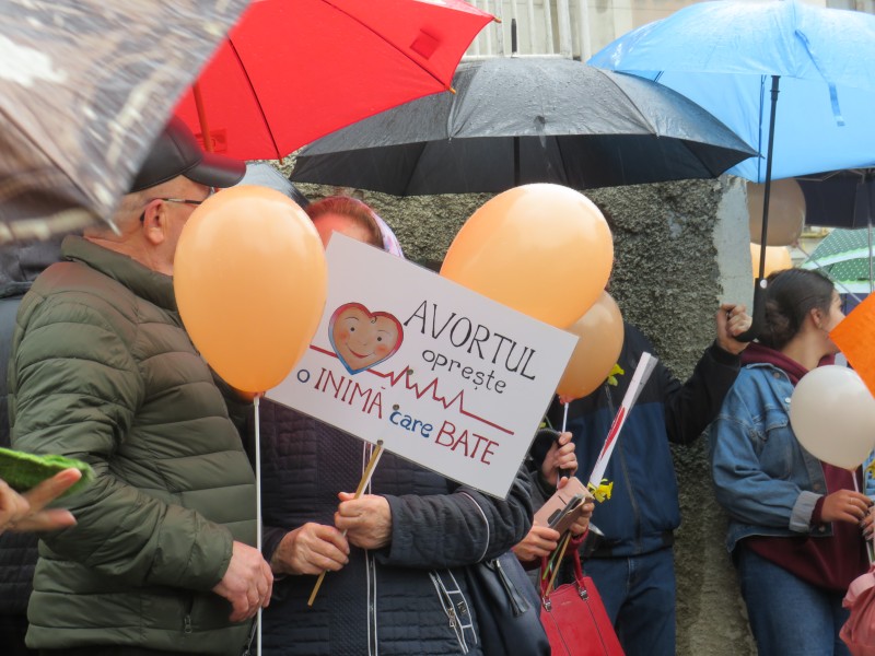 Marșul pentru Viață sub semnul ploii. Preot Daniel Dascălu: „Să le vorbim copiilor despre copii” (FOTO&VIDEO)