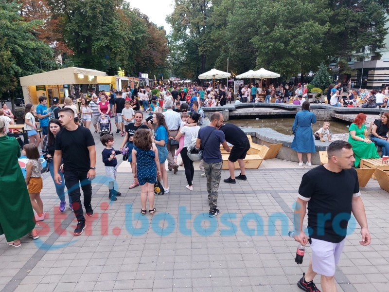 Mii de botoșăneni au ieșit pe Pietonalul Unirii, în prima zi a Street Food Festival (video)