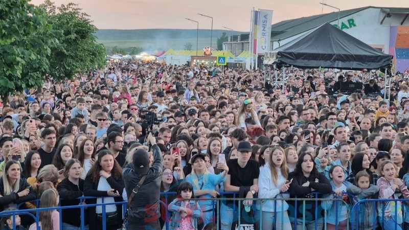 Mii de oameni au venit la Cornișa să petreacă alături de artiștii lor preferați de Zilele municipiului Botoșani! (galerie foto)