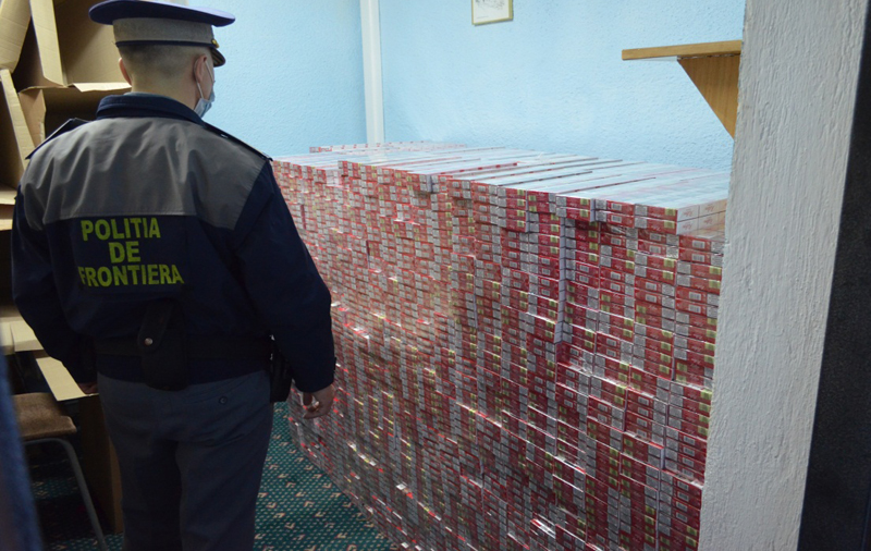 Mii de pachete de țigarete de contrabandă descoperite la frontiera cu Ucraina. Contrabandiștii au scăpat