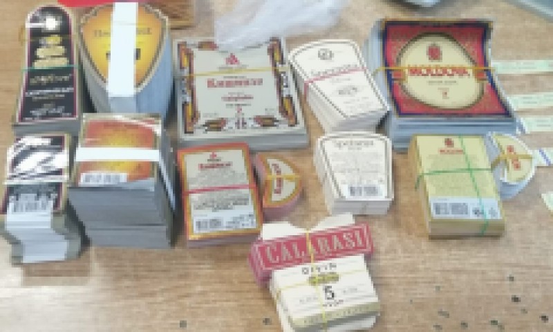 Mii de timbre de acciză și etichete de băuturi alcoolice confiscate la intrarea în țară
