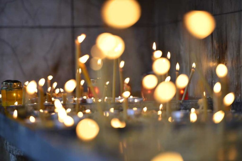 Moșii de toamnă, zi de pomenire a celor adormiți întru Domnul. Credincioșii sunt îndemnați să participe la Sfânta Liturghie!