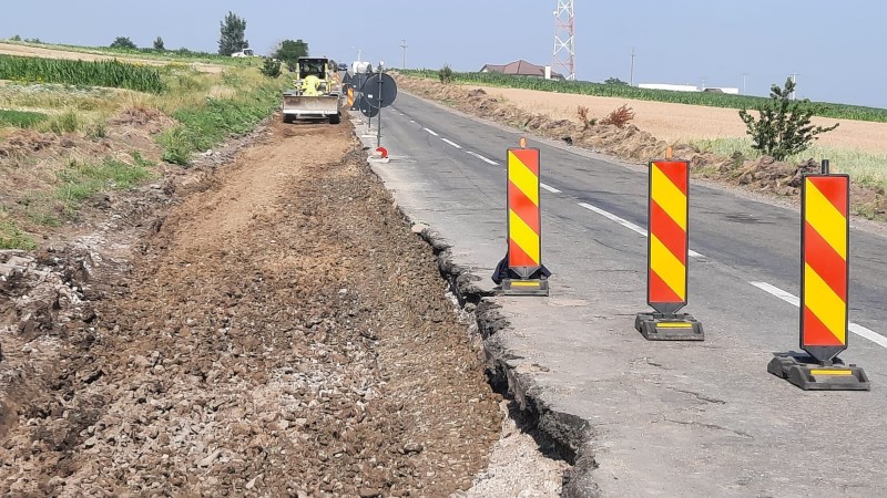 Muncă în zadar pe șoselele din Botoșani. Un drum în reparație „pune umărul” la distrugerea altuia abia refăcut 