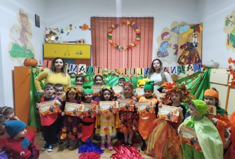 Muzică, emoții și culoare la Grădinița „Lizuca”. Toamna a fost sărbătorită printr-un carnaval